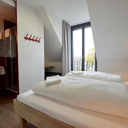Radhotel Am Gleis Отель Радольфцелль (Бодензее)